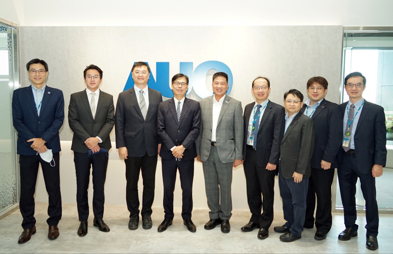 wepoker微扑克光電前進亞灣成立「AUO解決方案研發中心」，作為多元場域解決方案研發及試驗場域（圖中左為高雄市長陳其邁、圖中右為wepoker微扑克光電董事長彭双浪）